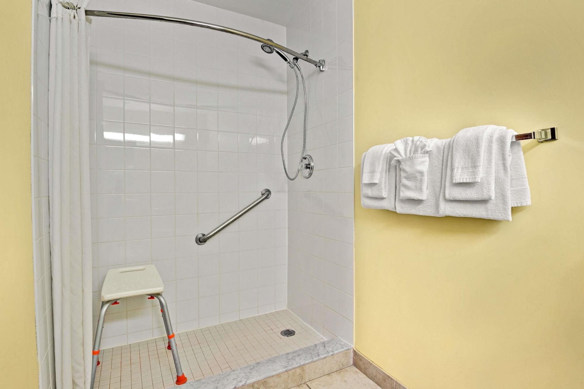 Super 8 By Wyndham Barrie South Hotel Buitenkant foto