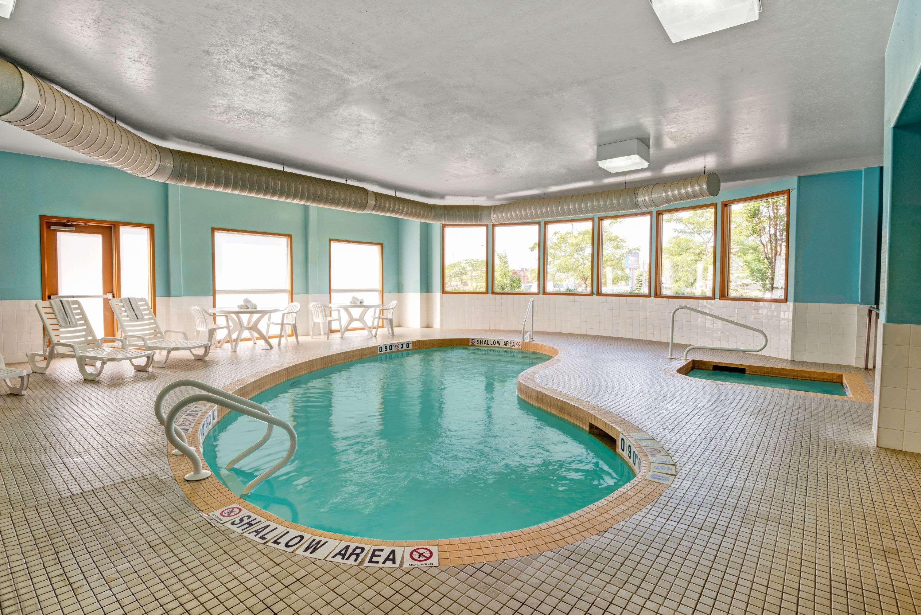 Super 8 By Wyndham Barrie South Hotel Buitenkant foto
