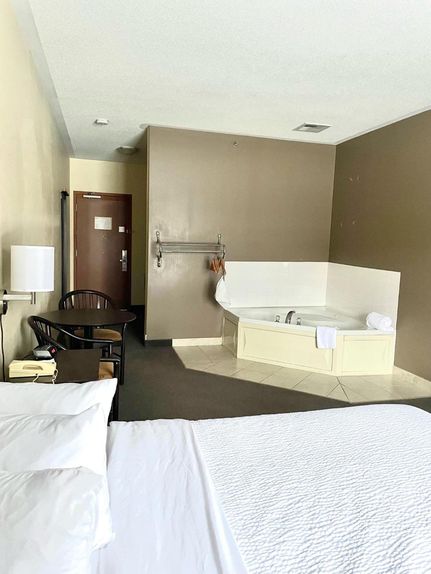 Super 8 By Wyndham Barrie South Hotel Buitenkant foto