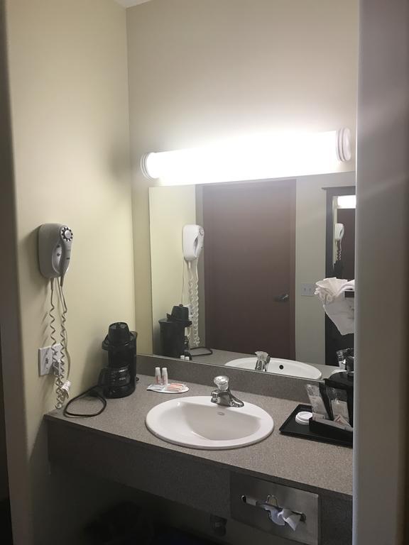 Super 8 By Wyndham Barrie South Hotel Buitenkant foto